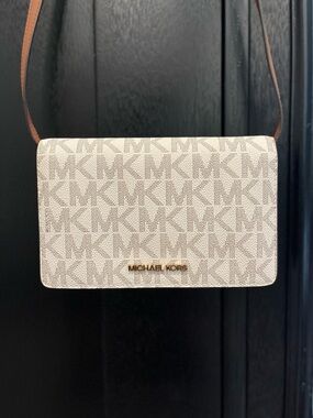 Michael Kors Signature Crossbody Wallet